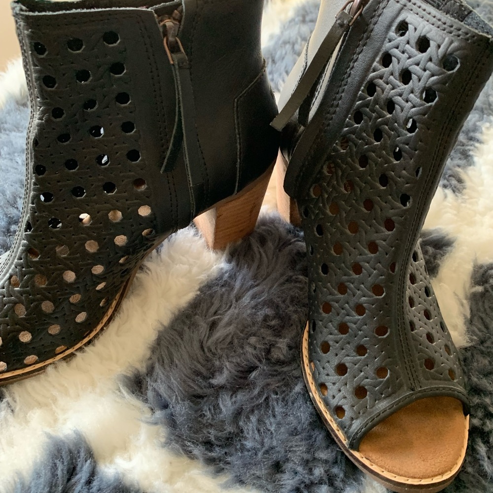 TOMS LASER CUT ANKLE HEELS, OPEN TOE STYLE with ZIPPER. Sz. 7W